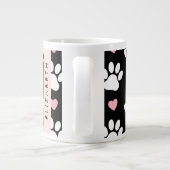犬の足、白い手、ピンクのハート、あなたの名前 ジャンボコーヒーマグカップ (裏面)