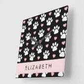 犬の足、白い手、ピンクのハート、あなたの名前 スクエア壁時計 (傾斜)