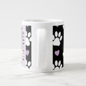 犬の足、白い手、薄紫ハート、あなたの名前 ジャンボコーヒーマグカップ (裏面)