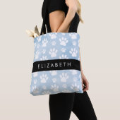 犬の足、白い手、青い水色、あなたの名前 トートバッグ (クローズアップ)