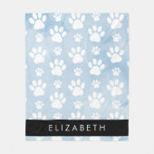 犬の足、白い手、青い水色、あなたの名前 フリースブランケット (正面)