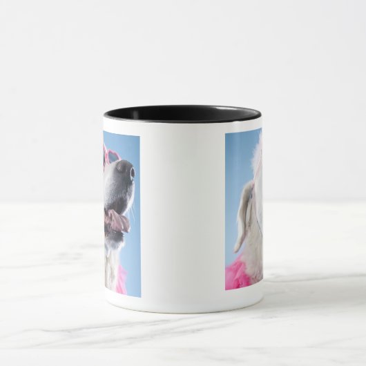 犬の身に着けているハート形のクラスおよびチュチュ マグカップ (中央)