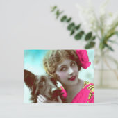 犬の郵便はがきを持つビクトリアンな女性 ポストカード (スタンド正面)