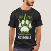 犬の雑草の犬に簡単に気を取られる Tシャツ (正面)