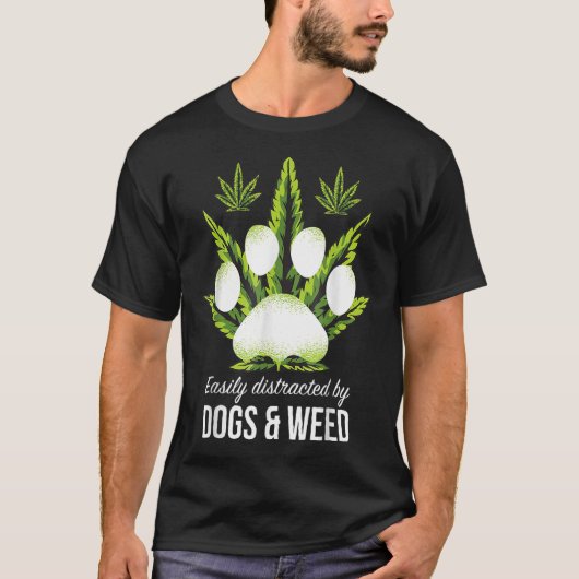 犬の雑草の犬に簡単に気を取られる Tシャツ (正面)