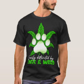 犬の雑草の犬に簡単に気を取られる Tシャツ (正面)