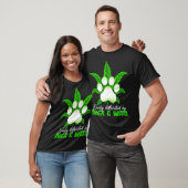 犬の雑草の犬に簡単に気を取られる Tシャツ (ユニセックス)