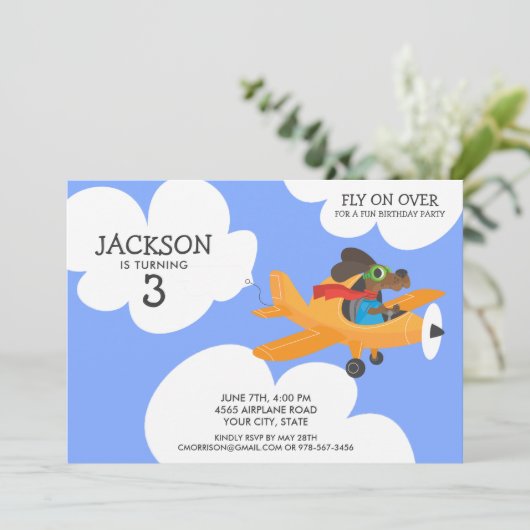 犬の飛んでいるな飛行機のかわいい男の子の誕生会 招待状 (スタンド正面)