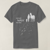 犬の馬は決して一人で馬ファンの犬の恋人を歩かない Tシャツ (デザイン正面)