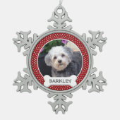 犬の骨とペットの写真 – 赤い水玉模様 スノーフレークピューターオーナメント (正面)