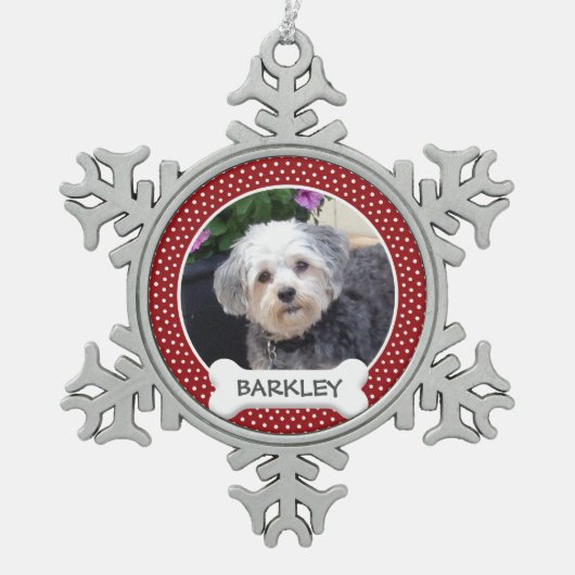 犬の骨とペットの写真 – 赤い水玉模様 スノーフレークピューターオーナメント (正面)