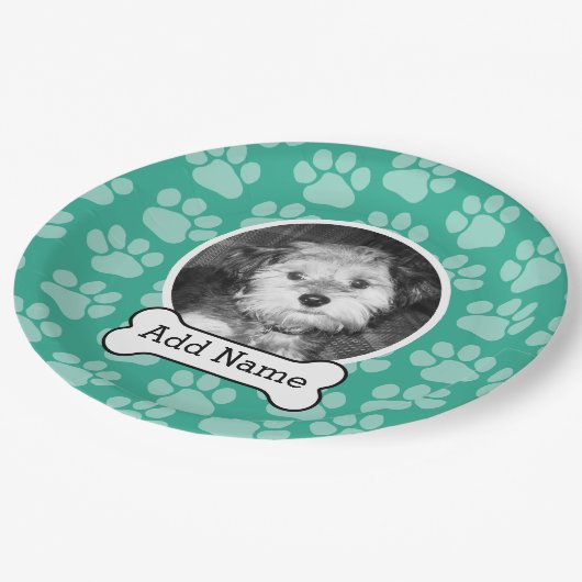 犬の骨と前足で撮影、緑 ペーパープレート (アングル)