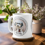 犬の骨と水玉模様ペットのフォトフレーム – 白 コーヒーマグカップ<br><div class="desc">おもしろいでペットの写真を表示するお気に入りの方法。水玉模様は縁ど可愛い写真を作り、犬の名前は漫画の犬の骨の中にある。子犬のお気に入りの写真を追加し、家族のペットのかわいい記念を作る。</div>