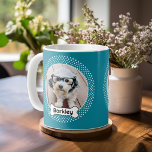 犬の骨と水玉模様ペットのフォトフレーム – 青 コーヒーマグカップ<br><div class="desc">おもしろいでペットの写真を表示するお気に入りの方法。水玉模様は縁ど可愛い写真を作り、犬の名前は漫画の犬の骨の中にある。子犬のお気に入りの写真を追加し、家族のペットのかわいい記念を作る。</div>