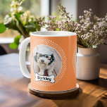 犬の骨と水玉模様ペットの写真フレーム コーヒーマグカップ<br><div class="desc">おもしろいでペットの写真を表示するお気に入りの方法。水玉模様は縁ど可愛い写真を作り、犬の名前は漫画の犬の骨の中にある。子犬のお気に入りの写真を追加し、家族のペットのかわいい記念を作る。</div>