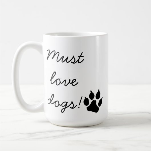 犬の黒い足のプリントのマグを愛さなければなりません コーヒーマグカップ (左)
