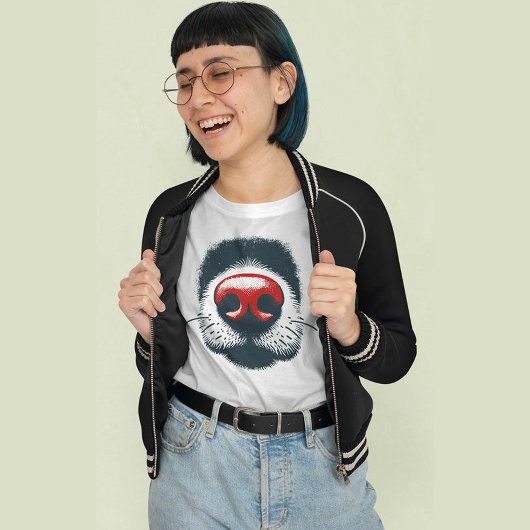 犬の鼻をクローズアップ Tシャツ