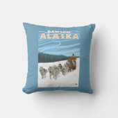 犬のSledding場面-ドーソン、アラスカ クッション (正面)