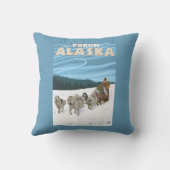 犬のSledding場面-ユーコン準州、アラスカ クッション (裏面)