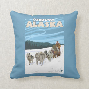 犬のSledding場面- Cordova、アラスカ クッション