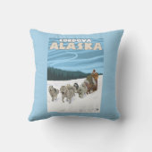 犬のSledding場面- Cordova、アラスカ クッション (裏面)