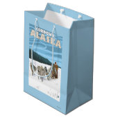 犬のSledding場面- Cordova、アラスカ ミディアムペーパーバッグ (裏面アングル)