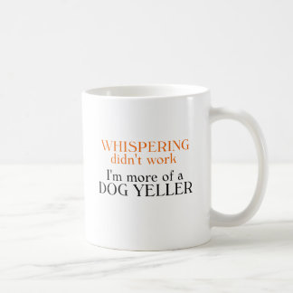 犬のYellerのTシャツおよびギフト コーヒーマグカップ