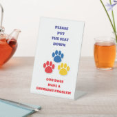 犬はトイレに「飲む問題」の看板を持っている 台座サイン (インサイチュ)