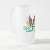 犬はバーによって曇らされるマグに歩きます-ロゴを着色して下さい フロストグラスビールジョッキ (正面左)