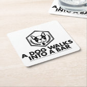 犬はバー-白黒コースターに歩きます スクエアペーパーコースター (アングル)