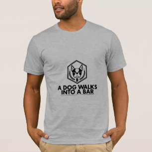 犬はバー-白黒Tシャツに歩きます Tシャツ