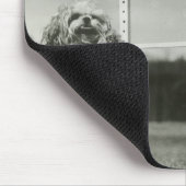 犬はミニチュアハイジャンプのバーを飛び越している マウスパッド (コーナー)