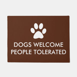 犬は人々によって容認される発言を歓迎します ドアマット