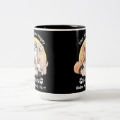 犬は人間が頭を傷つけるのを幸せにする ツートーンマグカップ (中央)