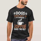 犬は問題の大部分を解決コーヒーは問題を解決 Tシャツ (正面)