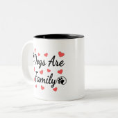 犬は愛犬家の家族タイポグラフィである ツートーンマグカップ (正面左)