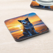 犬は日没で海ビーチに座る コースター (左側)