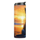 犬は日没で海ビーチに座る タンブラー (回転左)