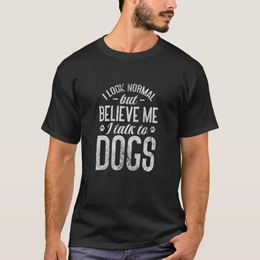 犬は普通に見える信じが犬はGrと話す Tシャツ (正面)