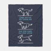 犬は私たちの生活を丸める フリースブランケット (正面)