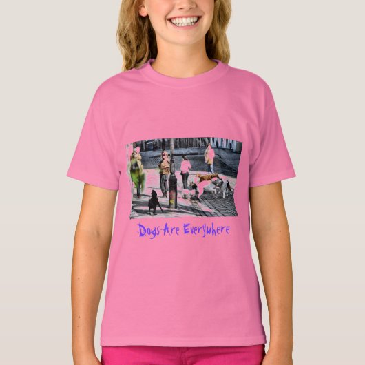 犬は至る所にある – パリ Tシャツ (正面)