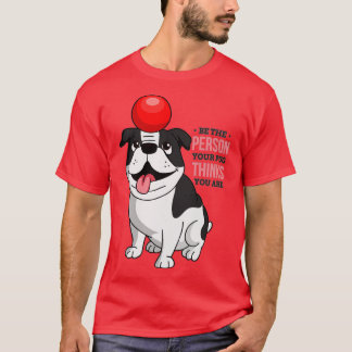 犬は遊赤い球を持っている Tシャツ