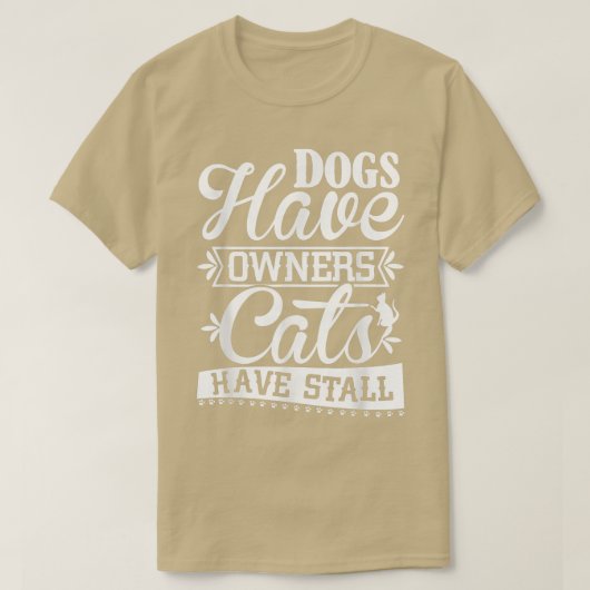 犬は飼い主に猫をストール犬は犬を飼う  Tシャツ (デザイン正面)