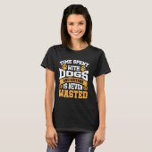 犬やギターと過ごす時間は決して無駄にならない Tシャツ (正面フル)