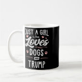 犬や切り株のギフト犬が大好きな女の子 コーヒーマグカップ (左)
