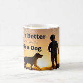 犬や少年、夕日の方が人生に勝つ コーヒーマグカップ (中央)
