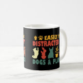 犬や植物に気を取られる コーヒーマグカップ (正面右)