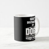 犬や裁縫機械に気を取られる コーヒーマグカップ (正面右)