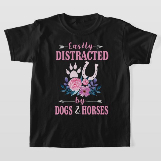 犬や馬に容易に気を取られおもしろいる馬 Tシャツ (レイダウン)