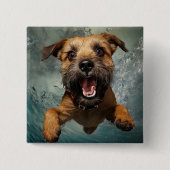 犬よくはしゃぐ水中スイミングデザイン 缶バッジ (正面)